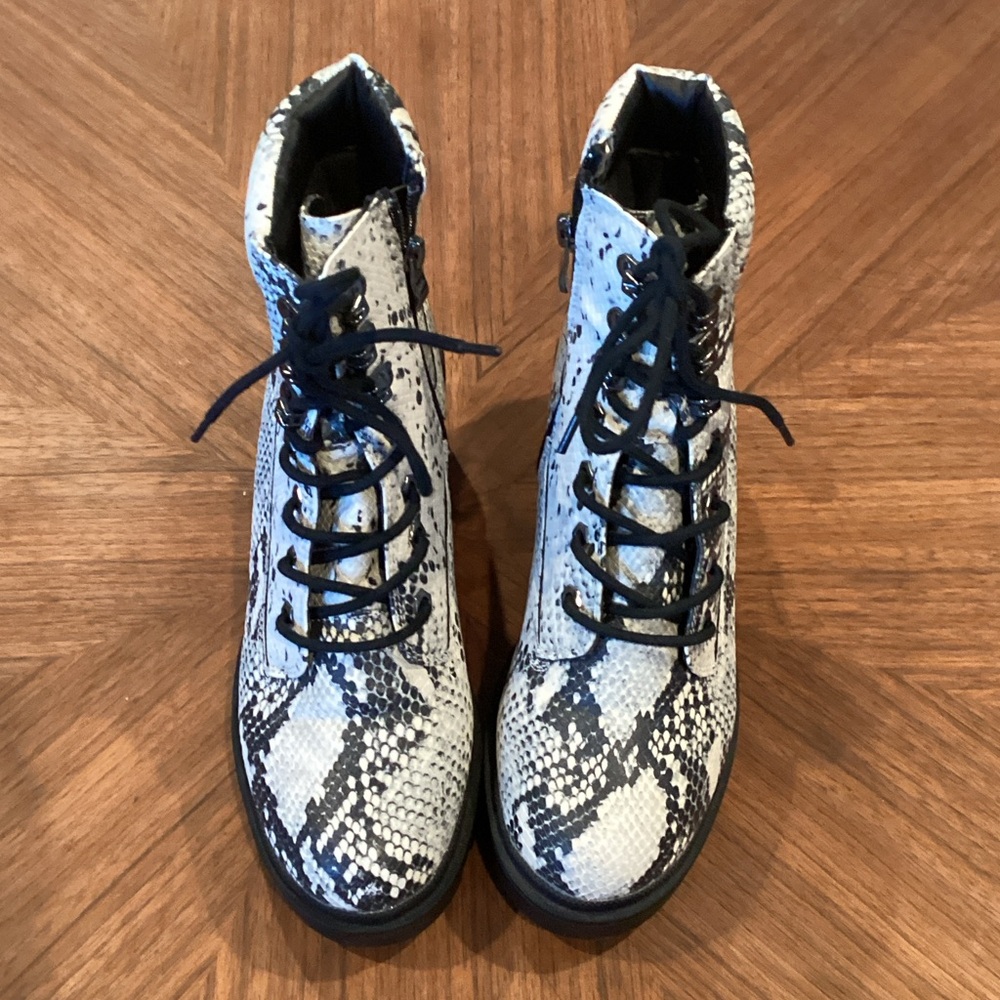 Stylish MG Dillan Faux Snakeskin Lace-Up Boots - Picture 2 of 5